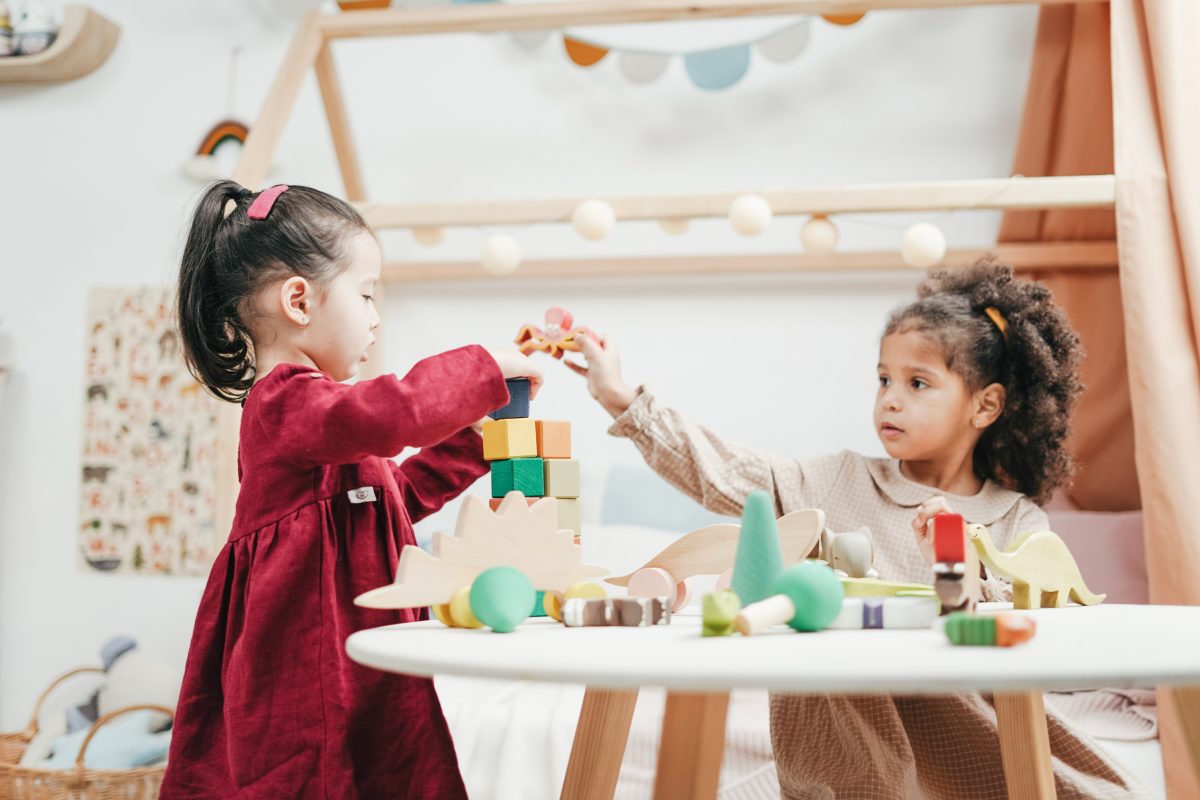 menitipkan anak di daycare