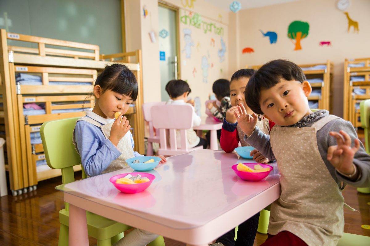 menitipkan anak di daycare