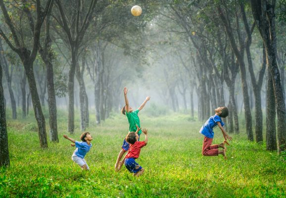 melatih motorik kasar anak