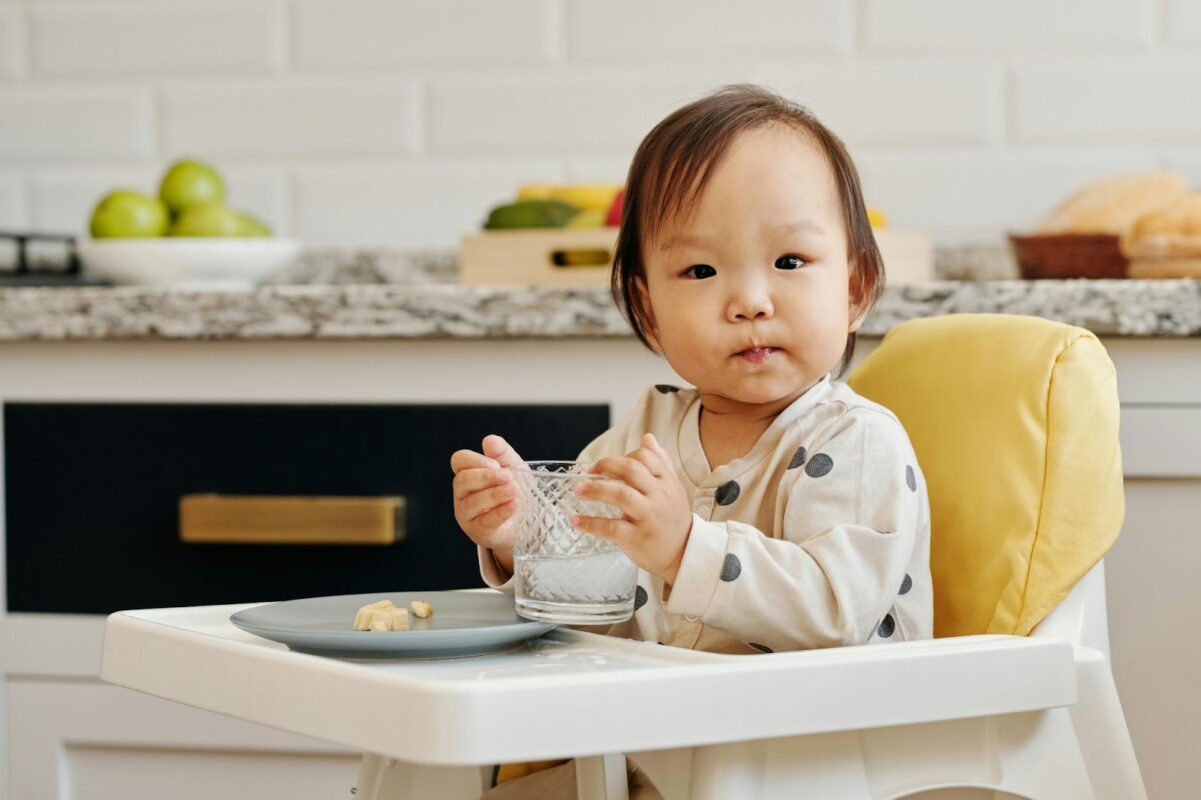 Kenalkan Anak Minum Susu dengan Gelas atau Sippy Cup 