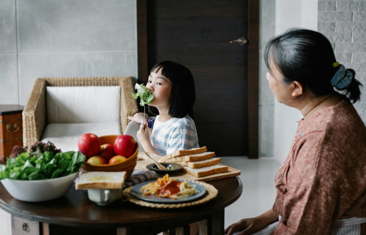 Melatih mindful eating pada anak